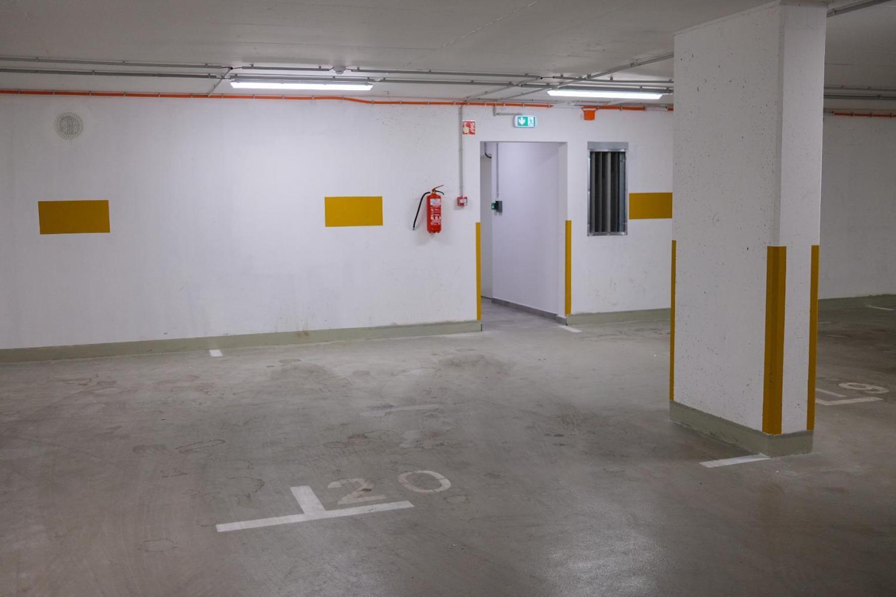 Cityscape Apartment ~ Ac/Indoor Parking/Balcony Budapest Esterno foto